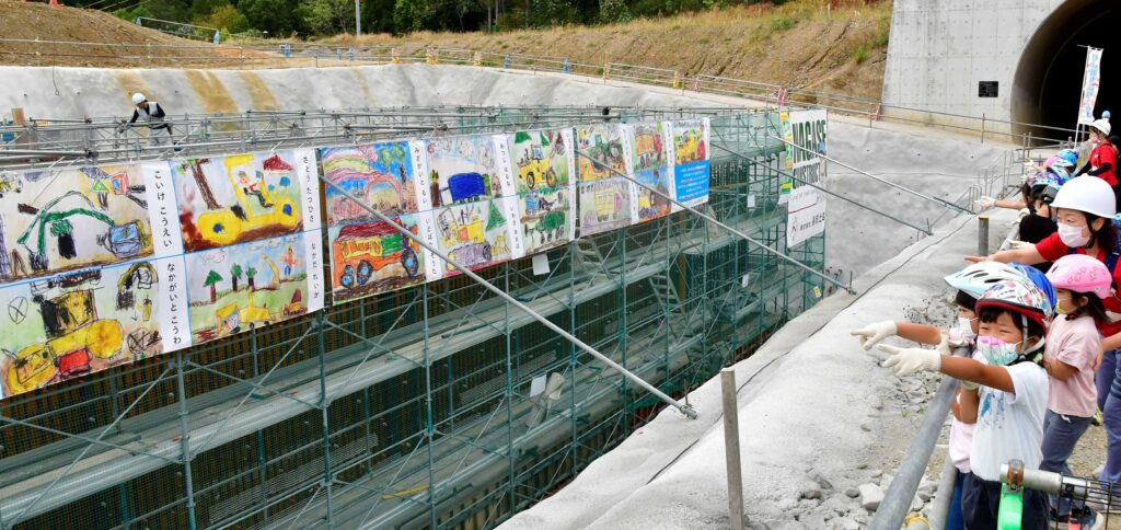 高山市上野町 中部縦貫自動車道の道路建設現場。保育園児が描いたショベルカーなどの大きな絵が並ぶ