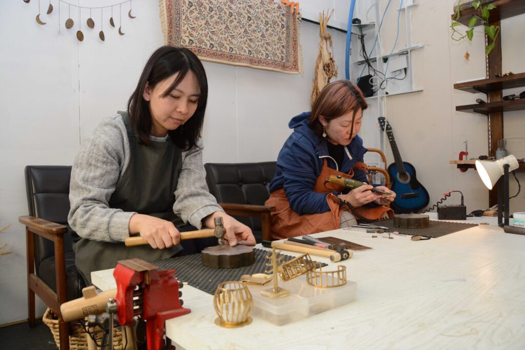 写真／工房でアクセサリー作りに励む担当者【2024.3.15岐阜新聞掲載】