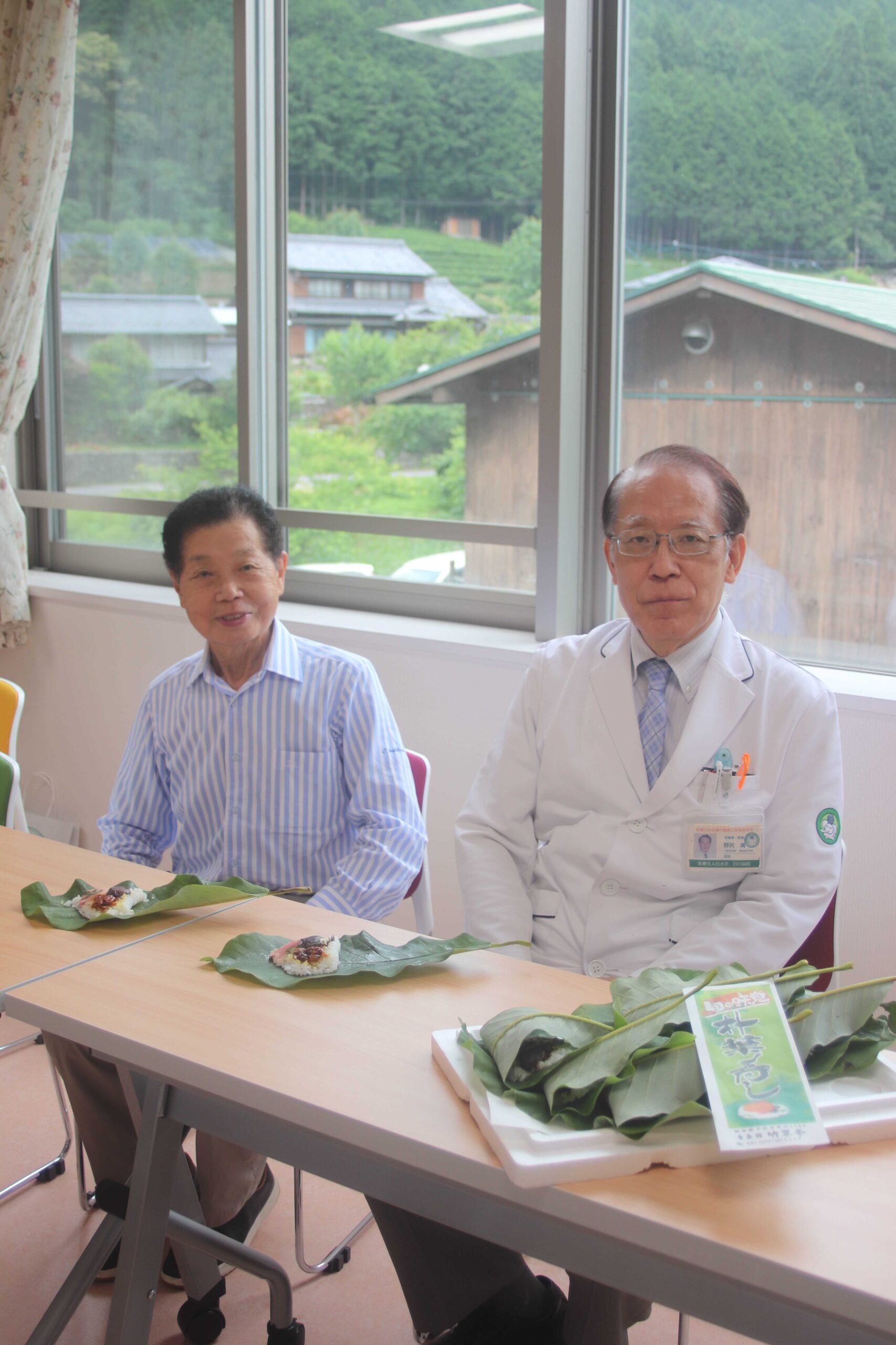 朴葉ずしの魅力をSDGsの観点から語る野尻眞さん（右）と吉川俊行さん＝加茂郡白川町坂ノ東、白川病院