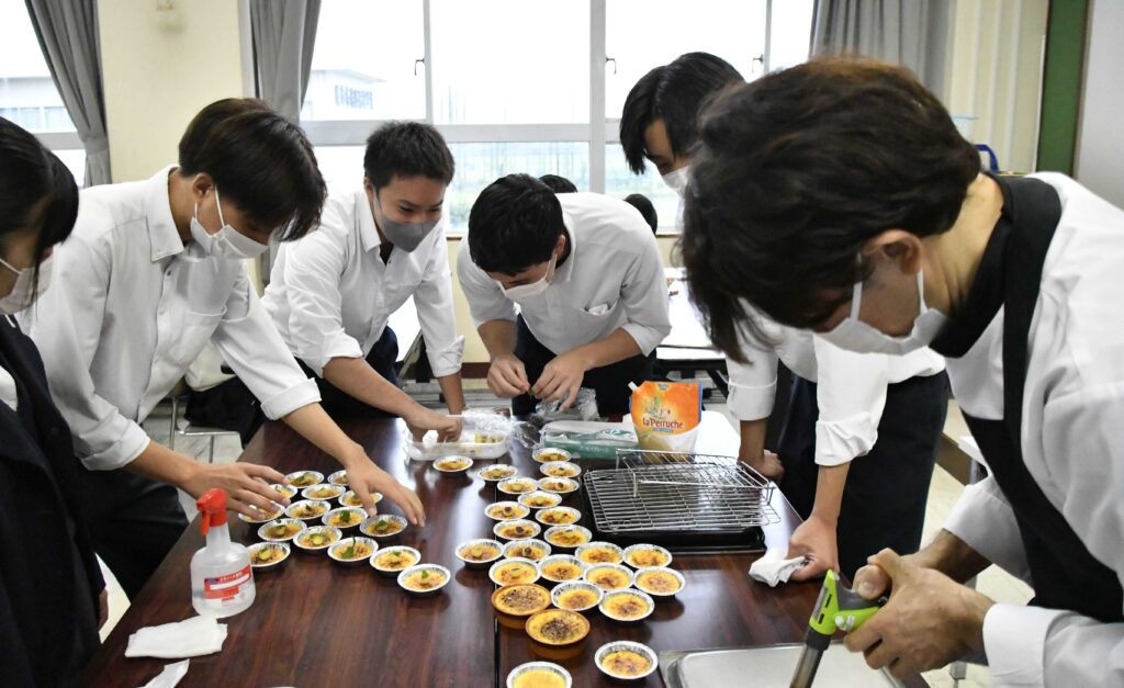 浅井康史シェフ（手前右）と商品開発する生徒＝各務原市鵜沼各務原町、岐阜各務野高校