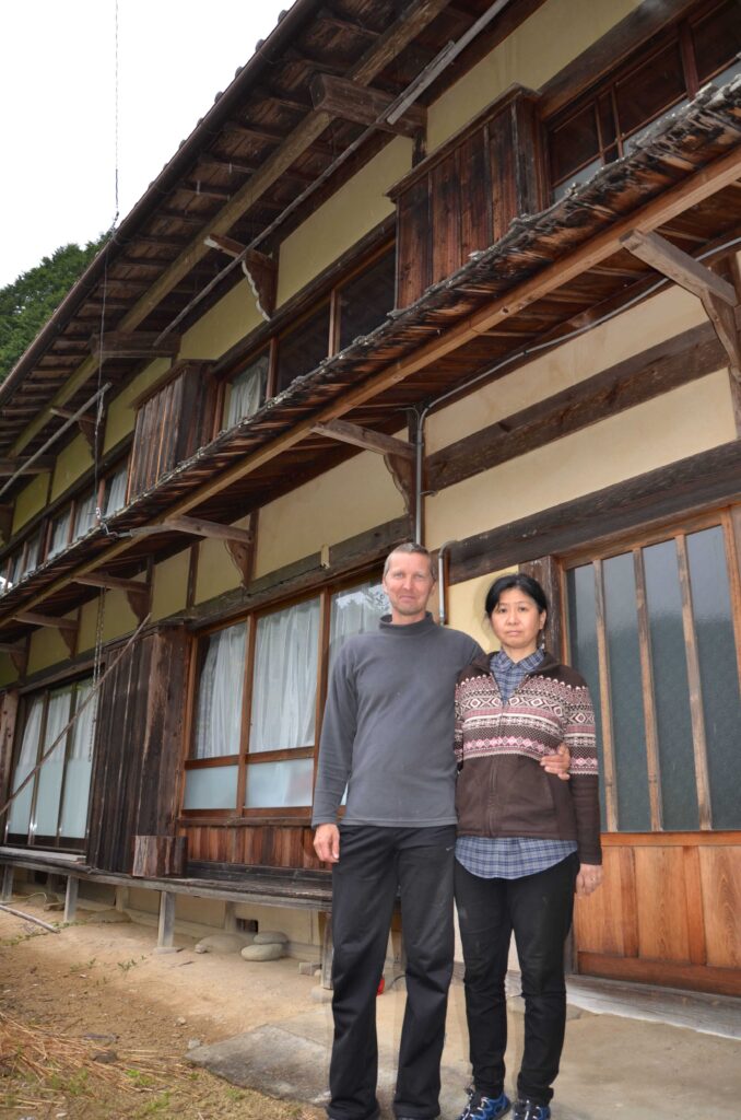 築100年ほどの古民家に移住を決めたフィンランド人クヤンスー・ヨニさんと妻みかさん＝同村越原